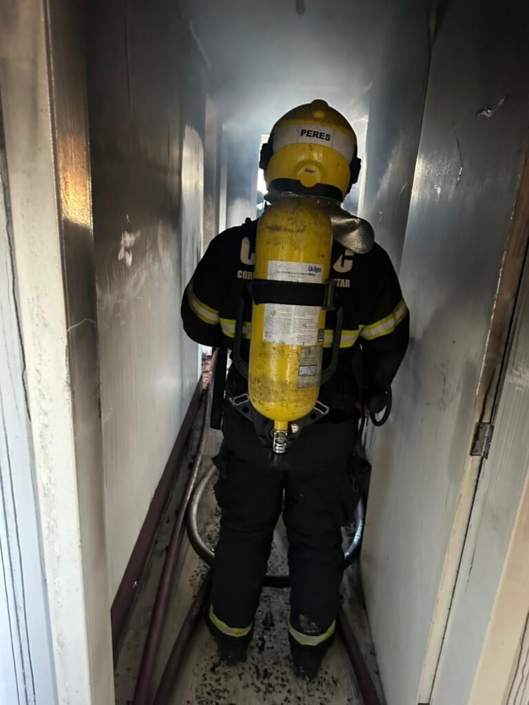 VÍDEO: apartamento pega fogo em São José, no bairro Potecas