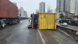Carreta tomba e interdita BR-101 em Itapema