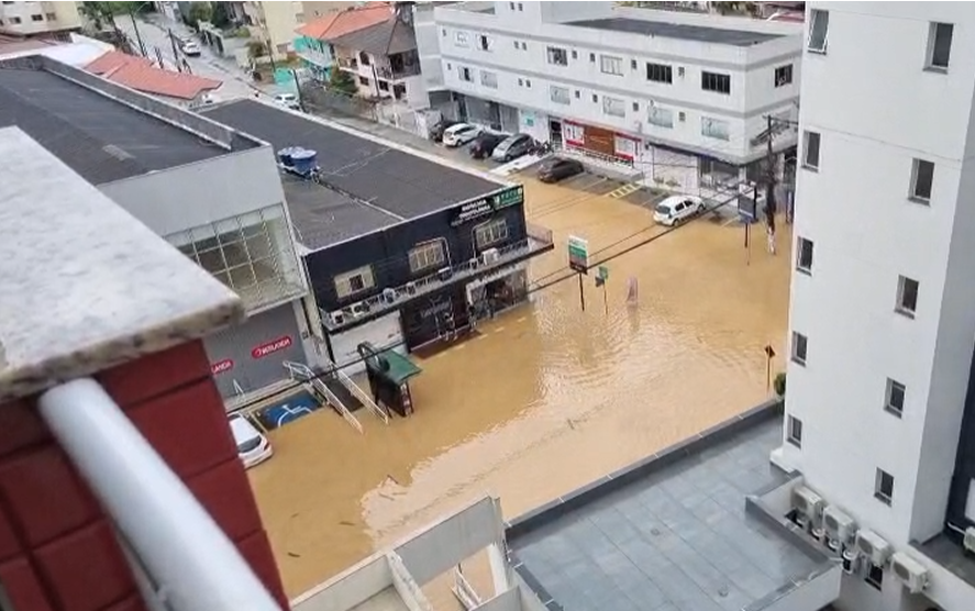 Enchentes e falta de luz