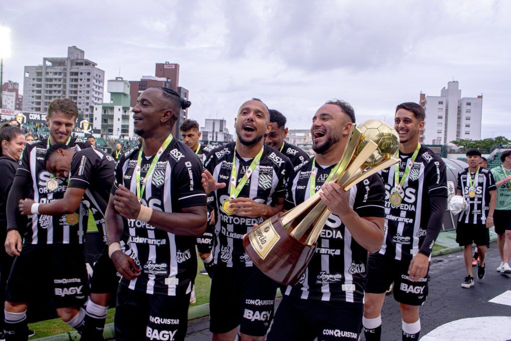 Imagem atual: Figueirense divulga elenco atualizado para 2026 com 31 jogadores e na expectativa por Jorginho, ex-Atlético-GO