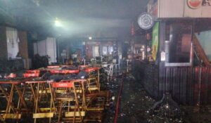 Incêndio destrói vila gastronômica em Palhoça; local celebrava 1 ano de funcionamento