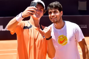 João Fonseca enfrenta Carlos Alcaraz, líder do ranking, em evento de tênis nesta segunda, às 22h15