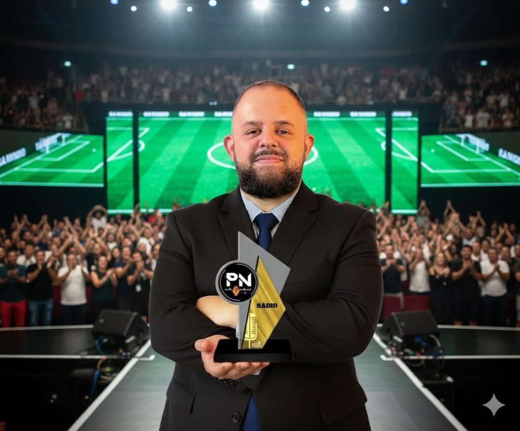 Imagem atual: Pepeo Cardoso, da JP News Florianópolis, concorre ao troféu "Pura Narração" de melhor narrador esportivo de rádio em 2025; Vote até segunda-feira