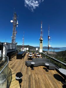 Camarote VIP Jovem Pan encerra temporada especial no ROOFTOP da Pan, com a vista mais linda de Floripa