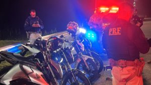 PRF intercepta racha de motos no Contorno da BR-101 em São José; 4 menores de idade foram detidos