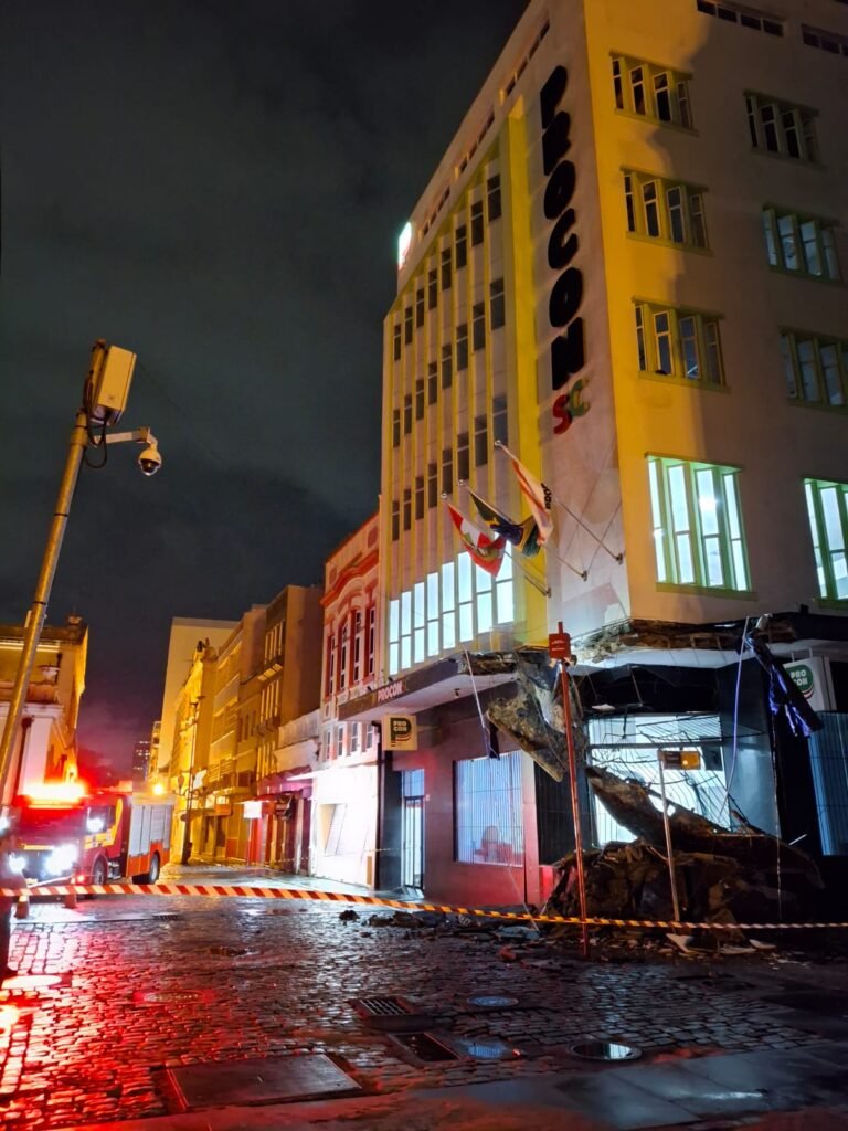 Marquise do Procon-SC desaba no Centro de Florianópolis