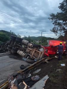 Colisão entre caminhões deixa vítima fatal e bloqueia a BR-282 na Grande Florianópolis