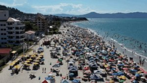 Endividamento e valorização do real brasileiro derrubam fluxo de turistas argentinos em SC