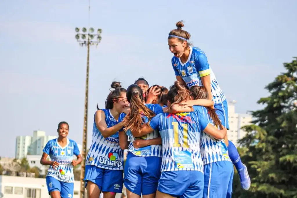 Imagem atual: Avaí Kindermann realiza avaliação para seleção de atletas para o futebol feminino neste sábado, em Florianópolis
