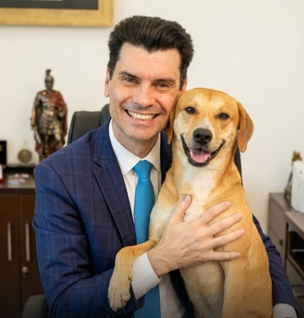 Delegado da PC SC posa ao lado do cão adotado. Foto: Ulisses Gabriel/Divulgação.
