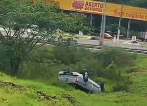 Carro capota em elevado dos Ingleses e para trânsito na SC-403 e SC-401