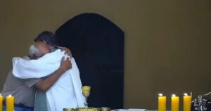VÍDEO: Fiel sobre ao púlpito e abraça padre após descobrir morte do neto em SC