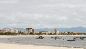 Prefeitura de São Francisco do Sul flagra tubulações irregulares despejando esgoto na Praia da Enseada