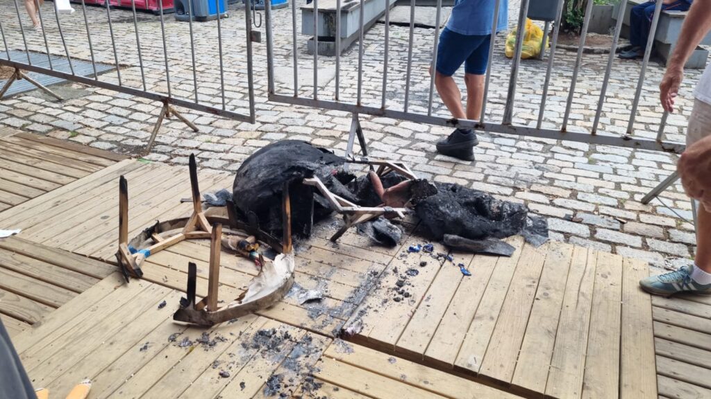 bonecos do berbigão do boca pegam fogo