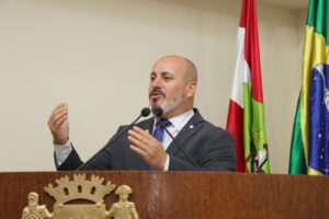 Vereador de Florianópolis rebate críticas sobre viagens internacionais: “É a trabalho”