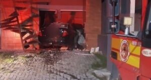 Carro invade residência de Bombinhas; impacto causou vazamento de gás