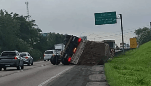 Caminhão tomba na BR-101 em Balneário Piçarras e causa 10km de congestionamento