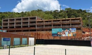 Obra do Costão Estaleirinho, em Balneário Camboriú, completa um ano com saldo positivo