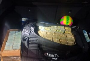 VÍDEO: PRF apreende R$ 2 milhões em espécie escondidos em carro na BR-101 de Araquari