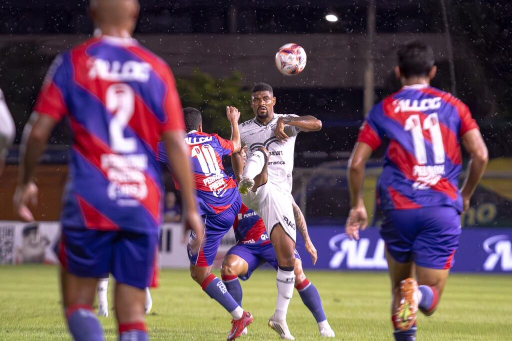 Imagem atual: Figueirense perde por 1x0 para o Marcílio Dias e se complica na luta por permanência no Campeonato Catarinense