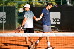 João Fonseca e Marcelo Melo estreiam no Rio Open de tênis nesta segunda, às 16h30, juntos no torneio de duplas