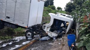 Caminhão despenca de barranco em Joinville; motorista foi internado em estado grave