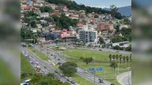 VÍDEO: Tiroteio no Centro de Florianópolis termina com homem morto no pé do Morro do Mocotó
