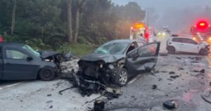 Homem fica preso às ferragens do carro após colisão entre 5 veículos em São Bento do Sul