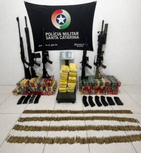 ‘Festa’ de facção termina em apreensão de 20 kg de cocaína e 4 fuzis na Grande Florianópolis; veja vídeos
