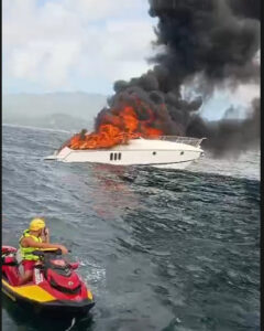VÍDEO: Barco com duas pessoas pega fogo na Praia Mole