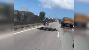 VÍDEO: Acidente entre carreta e motocicleta deixa homem morto na BR-101 de São José
