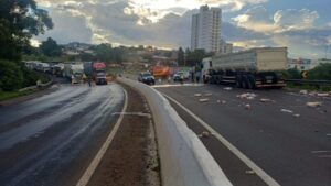 VÍDEO: Carreta carregada com cortes de carne cai e bloqueia rodovia em Xanxerê