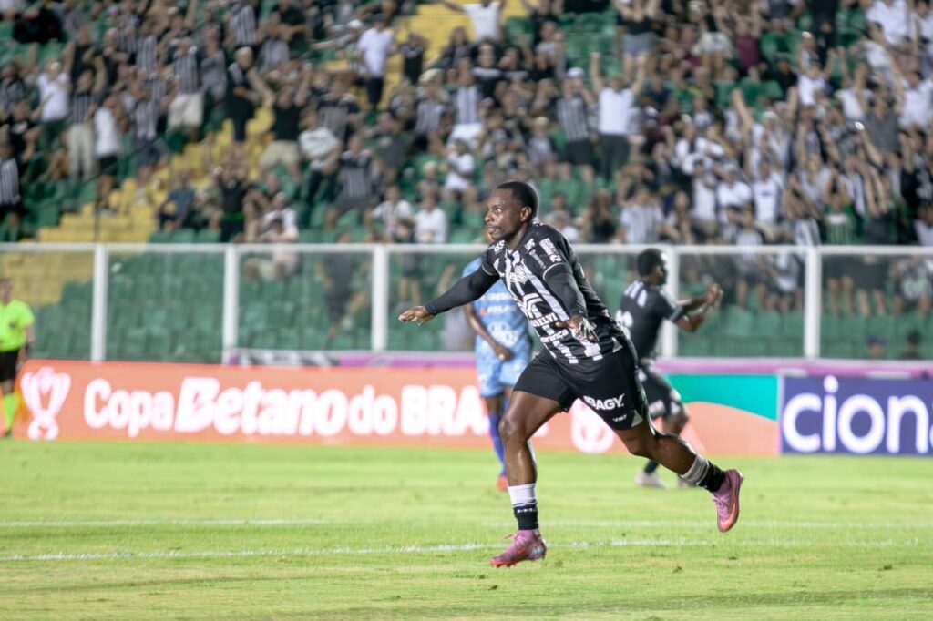 Imagem atual: Figueirense vence o Azuriz-PR por 1x0 e avança à terceira fase da Copa do Brasil