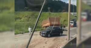VÍDEO: carreta tomba após colisão com van na BR-101 de Penha; fila chega a 4km