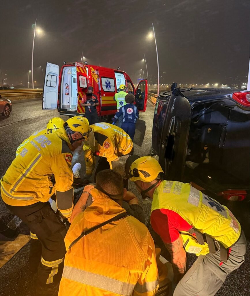 carro capota na ponte