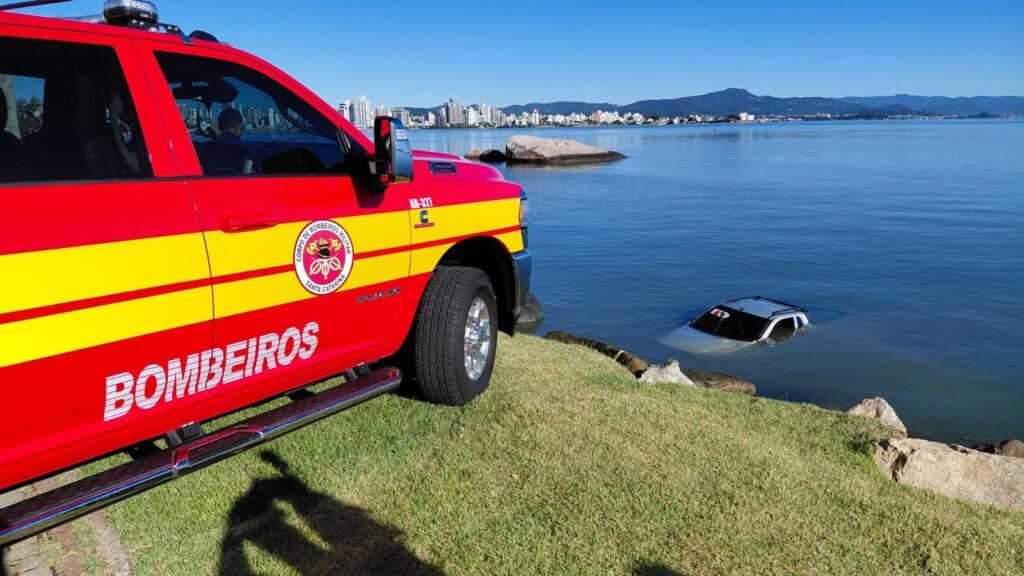 carro cai na agua na beira mar