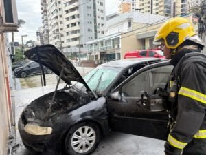 FOTOS: Carro pega fogo no Centro de Florianópolis