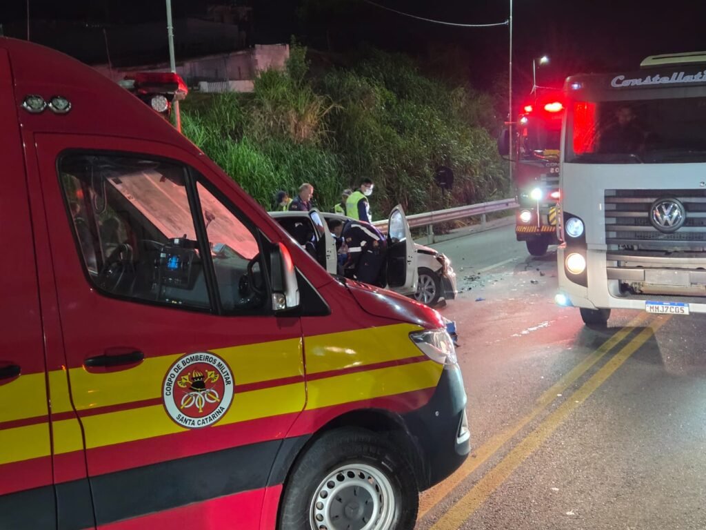 Acidente de trânsito deixa homem preso às ferragens e mais 3 feridos na Palhoça