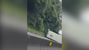 VÍDEO: Ônibus tomba e bloqueia BR-101 em Biguaçu; trânsito flui pelo acostamento