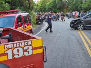 Mulher morre após colisão frontal entre carro e moto em Florianópolis