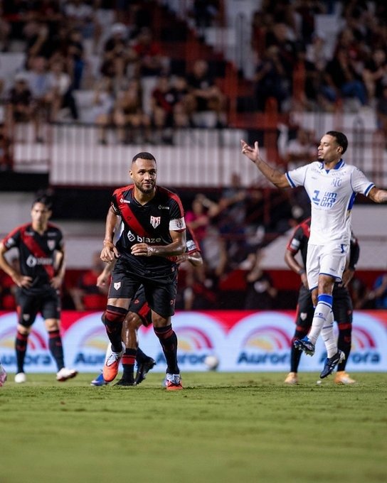 Avaí perde para o Atlético Goianiense e chega a quatro jogos sem vencer pela Série B