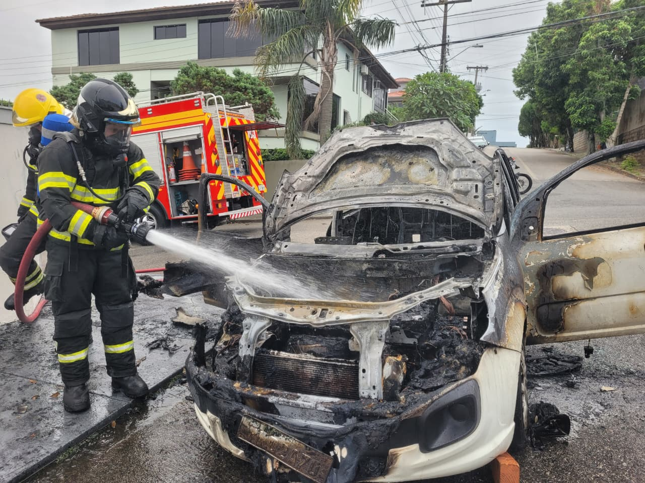 carro fogo coqueiros florianópolis