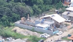 VÍDEO: Prefeitura demole casas irregulares em área de preservação permanente de Florianópolis