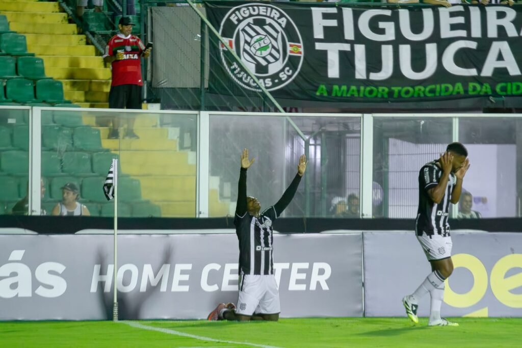Imagem atual: Figueirense faz 2x1 no Botafogo-PB e conquista primeira vitória no Brasileiro Série C