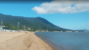 Corpo feminino é encontrado em decomposição com mãos e pés amarrados na Praia de Fora, em Palhoça