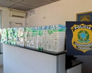 PRF apreende carga de eletrônicos de luxo avaliada em R$ 2 milhões em Araquari