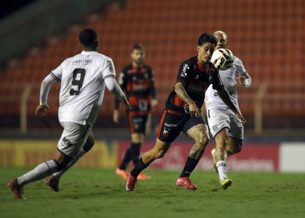 Análise: Avaí vence, Figueirense empata fora e renovam esperança do torcedor em dias melhores