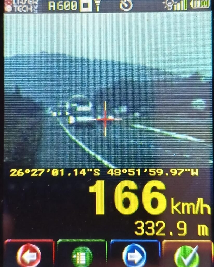 195 km/h na BR-280; picape flagrada em alta velocidade