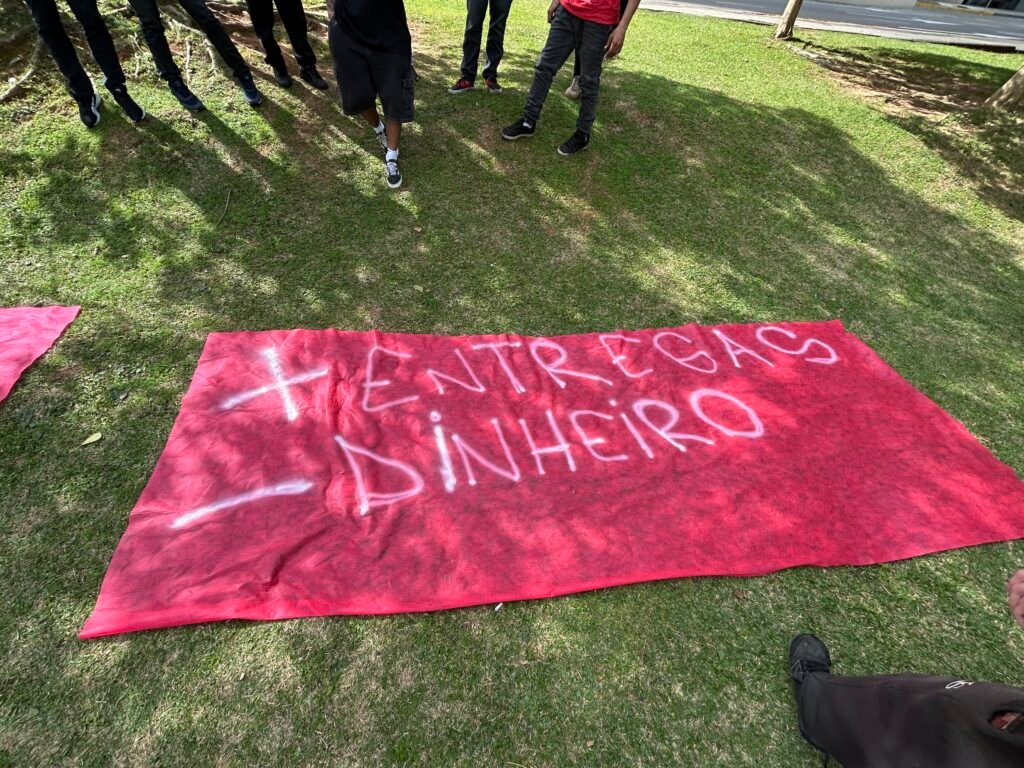 Após protesto de motoboys, iFood se manifesta e defende novo modelo de entregas do app