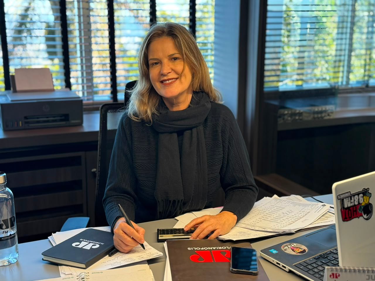 Celia Dalazoana, executiva de rádios, assume como Diretora Comercial da Jovem Pan Florianópolis